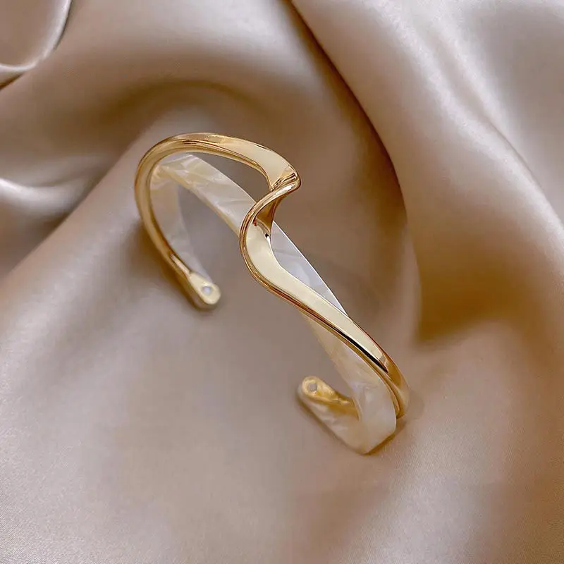 Weiße Muschel-Armbänder, Brettbiegung, Metall-Armreifen, Damen-Handarmbänder, geometrische C-förmige Öffnungsarmbänder, Schmuck, Geschenke