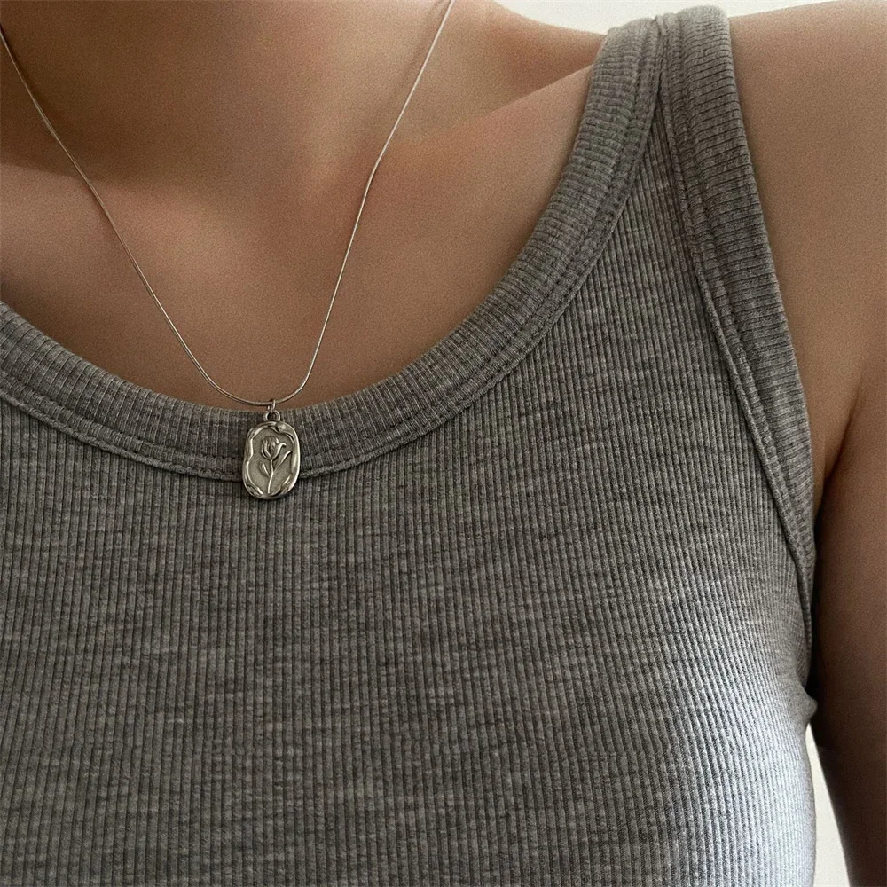 Collar con colgante de rosa geométrico Simple para mujer, gargantilla de cadena de serpiente con placa dorada bohemia, regalo de joyería 2023