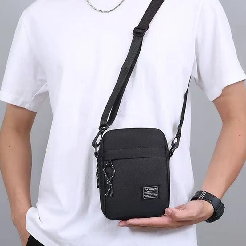 Borsa a tracolla in stile neutro per uomo e donna, può essere indossata da una sola tracolla in materiale di nylon tinta unita.