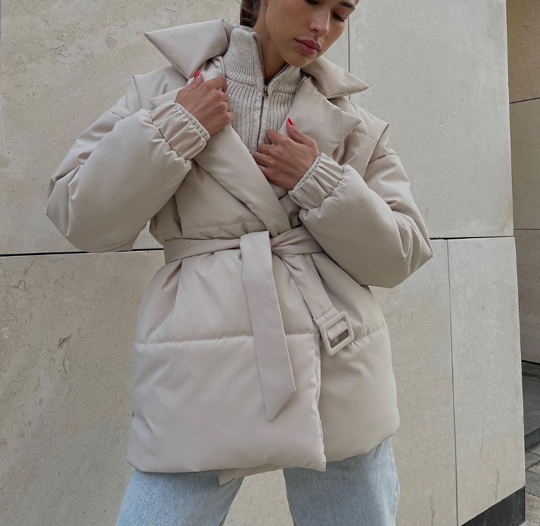 Herfst dameskleding met dikke kragen en katoenen jassen met tailleband ziet er slank uit, effen katoenen jassen voor dames