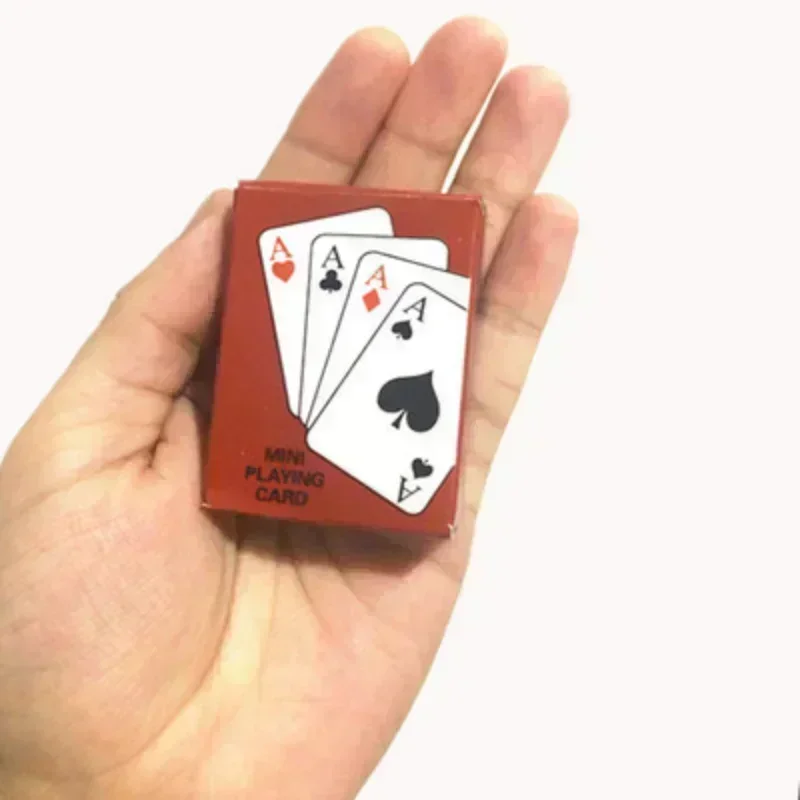 Bonito mini jogo de pôquer mini casa portátil jogando cartas boneca acessórios decoração para casa pequena festa jogo de tabuleiro cartas de pôquer jogos