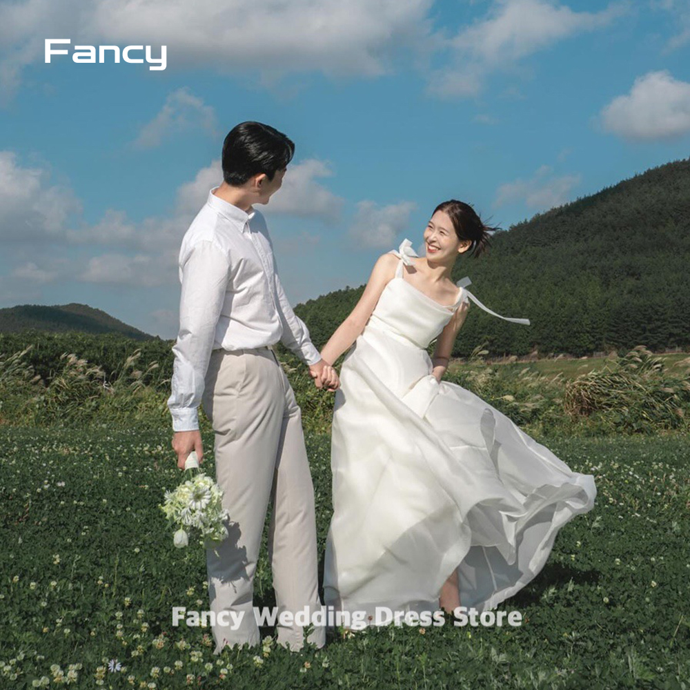 Fantasia elegante uma linha marfim coreia vestido de casamento photoshoot alças espaguete sem mangas organza vestido de noiva personalizado