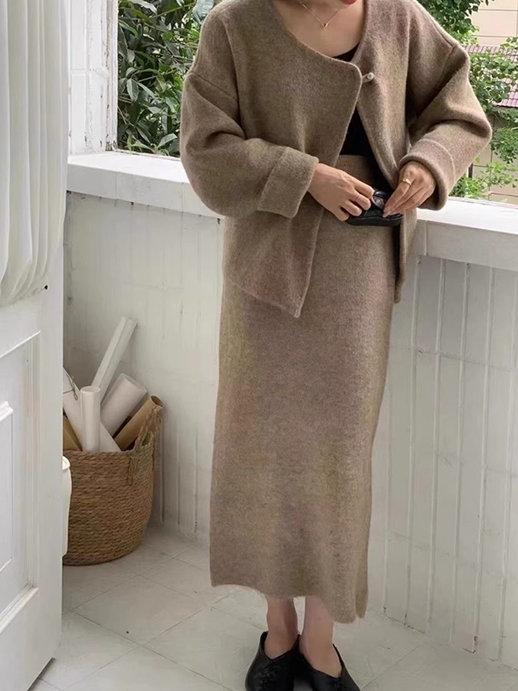 シックな冬の怠惰なスタイル長袖ニットセーターコートとミニスカートセットファッショナブルなツーピース女性のアンサンブル年齢 18-25