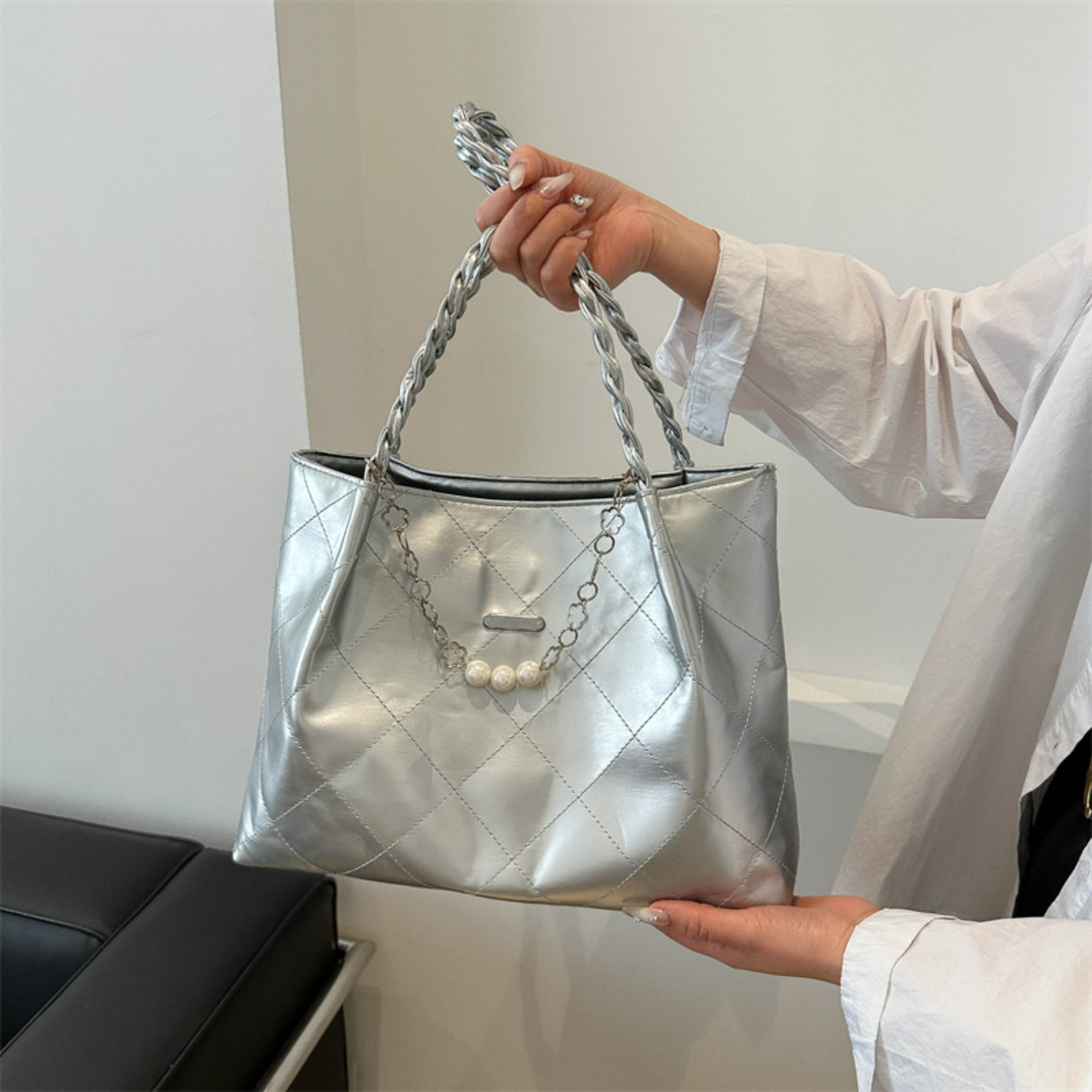 Bolsa tote feminina de couro PU metálico da moda com grande capacidade e alça de corrente trançada