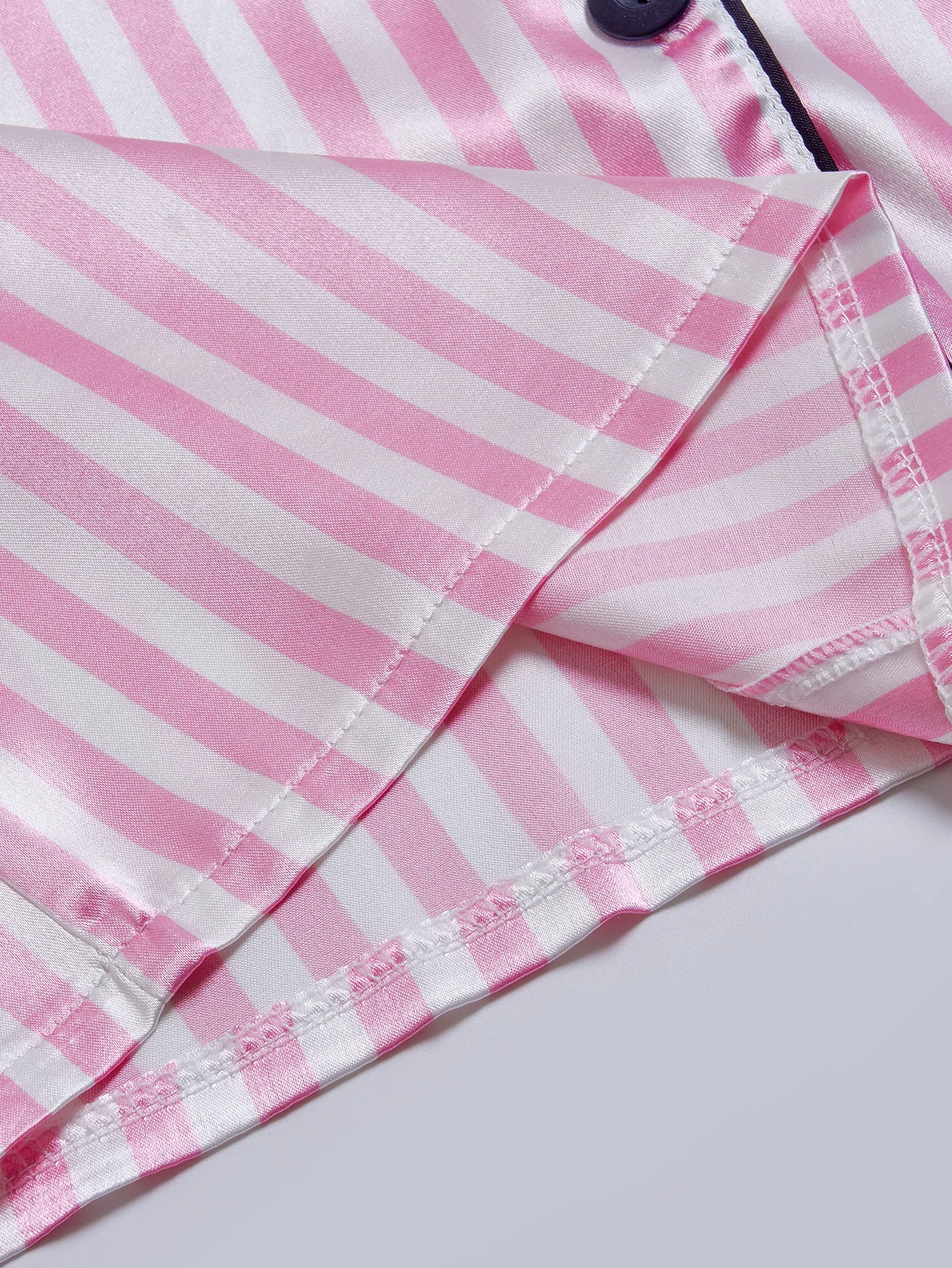 Conjunto de pijama listrado bordado com bolso de carta, manga curta e shorts, roupa de dormir casual de cetim com gola de lapela e detalhes de botão