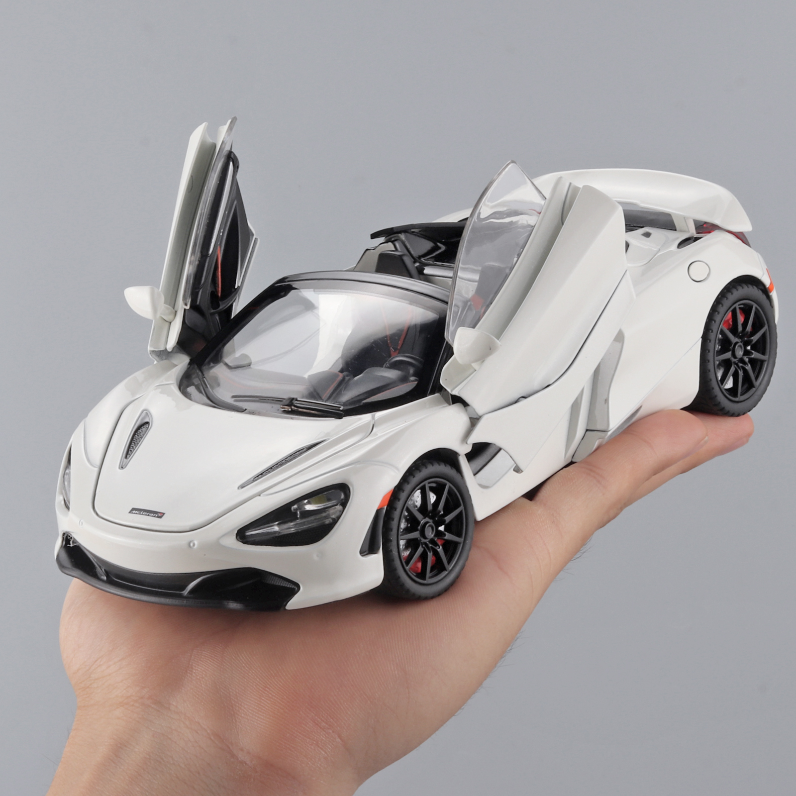 Modelo de carro esportivo de liga 1: 24 720S com quatro rodas e função de absorção de choque, adequado como presente de feriado para crianças