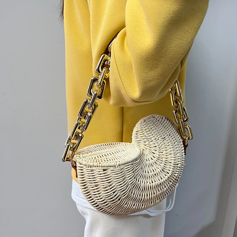 Bolsos de paja informales versátiles para mujer, bolso de hombro con cadena de Metal especial de ratán de Color sólido con concha de concha, diseñador de lujo, 2022