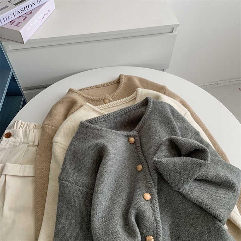 豪華なニットオープンカーディガン女性のファッション春 2024 シンプルなマッチゴールデンバックル香りのスタイル厚く暖かい長袖