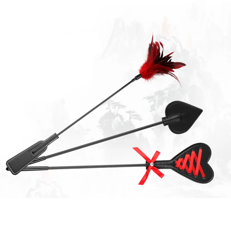 Pagaie di piume in pelle Pu, fruste sculacciate Flogger gioco di ruolo equitazione per equitazione Crop equestre bat