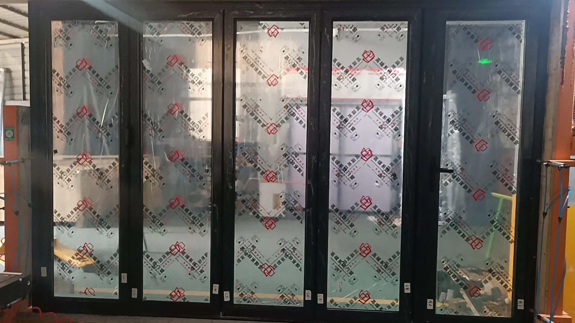 Porte a fisarmonica pieghevoli Sixinalu Porte d'ingresso esterne Profilo in lega di alluminio Porta d'ingresso Porte d'ingresso in metallo per la casa personalizzate