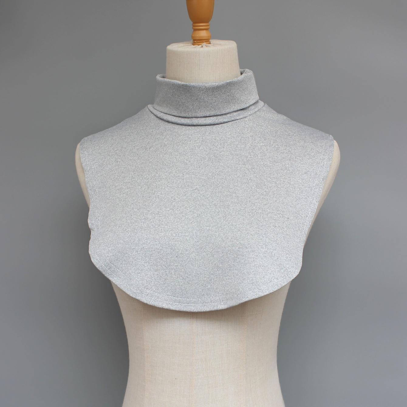 Valse kraag met hoge hals. Opstaande kraag. Opvouwbaar. Comfortabel en zacht. Huidvriendelijk materiaal. Voor vrouwelijke decoratie in de herfst