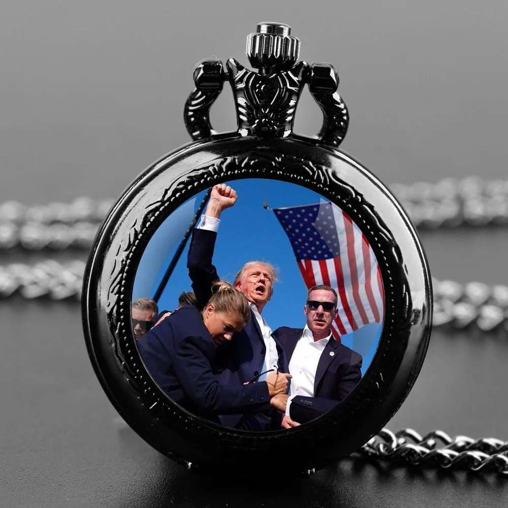 Orologio da tasca al quarzo con cupola in vetro di Design Trump 2024 con quadrante con numeri arabi a catena durevole per regali creativi per uomini e donne