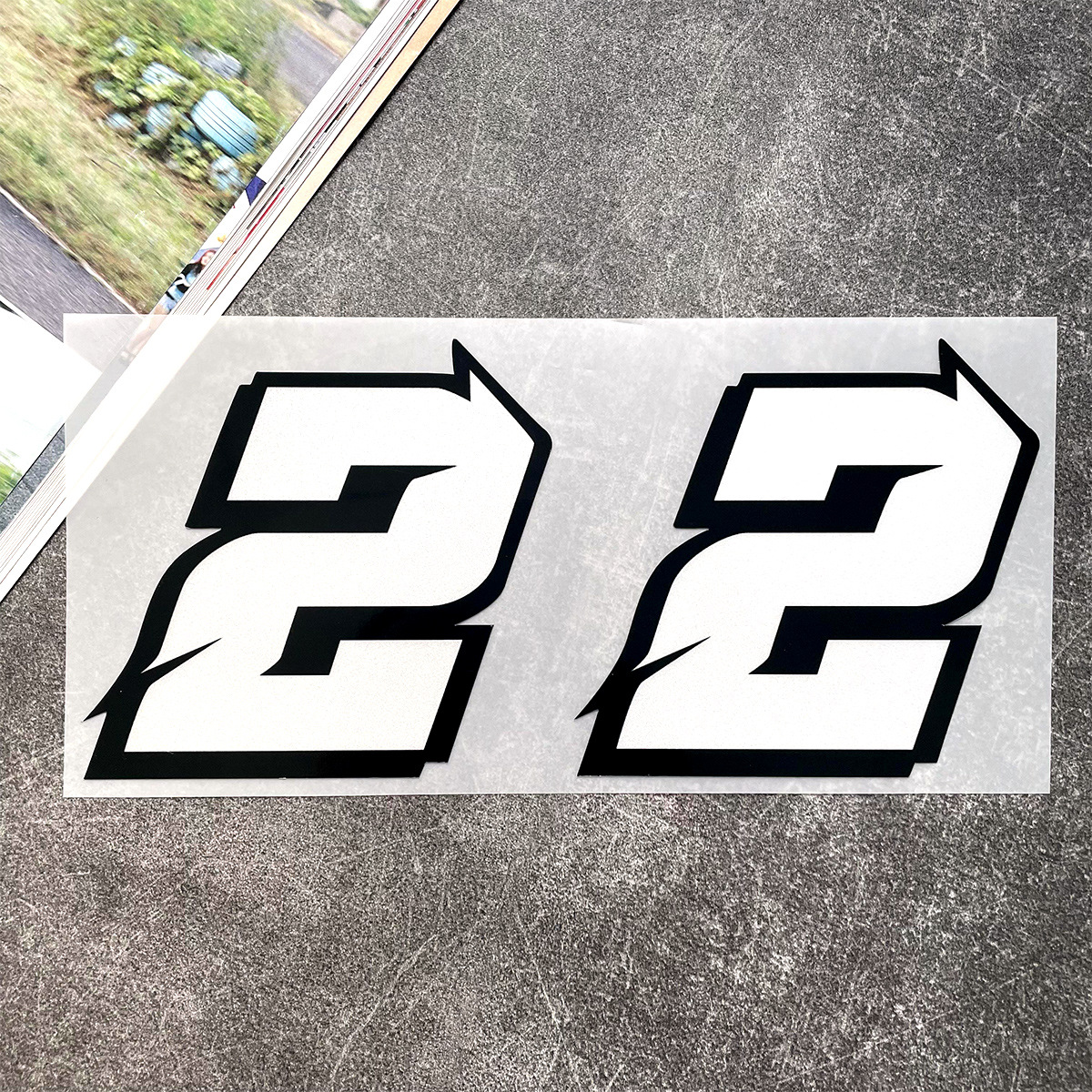 2PCS Motorrad Racing Arabische Zahlen Aufkleber DIY Refit Reflektierende Regenbogen Aufkleber Anzahl Helm Auto Styling 3D Aufkleber