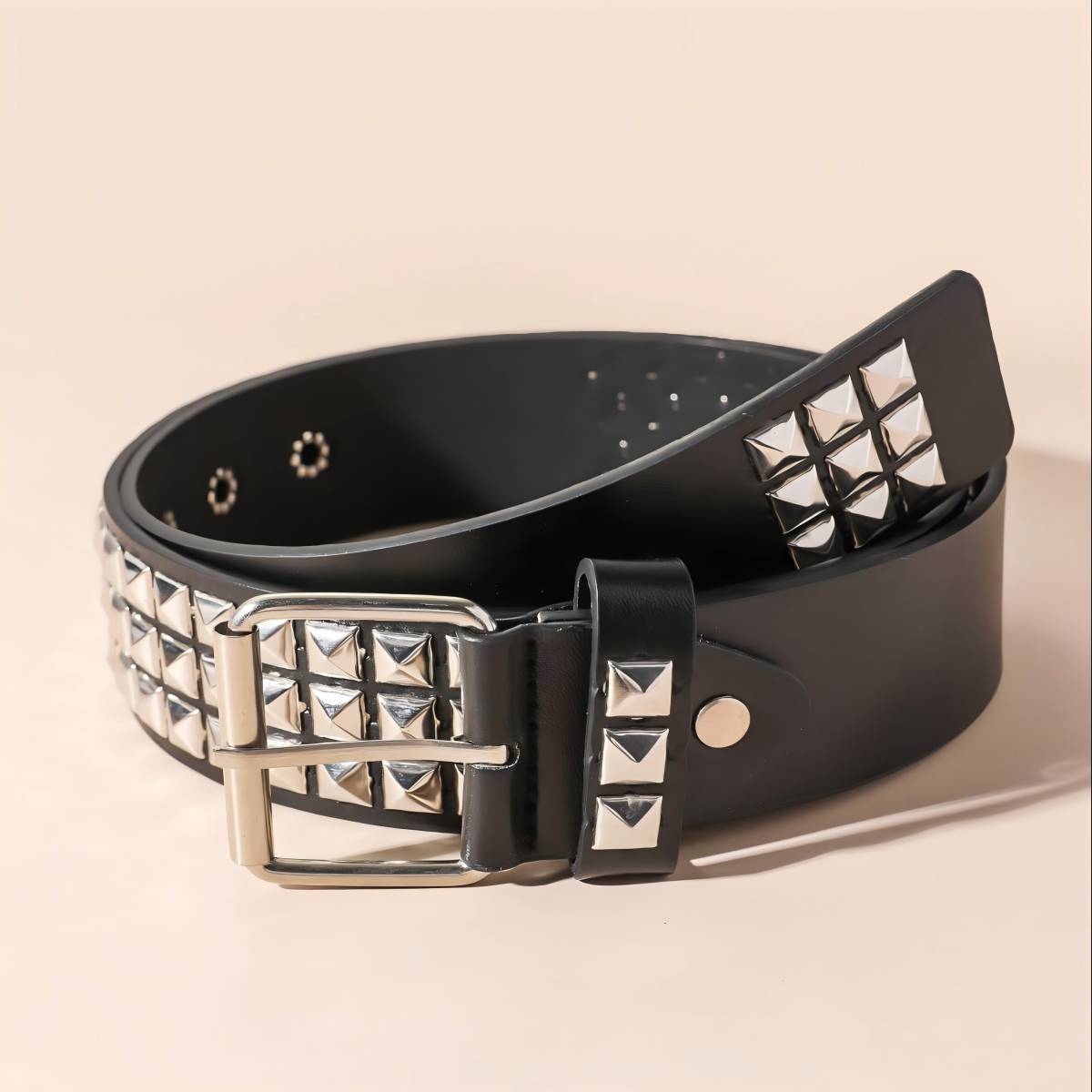 New vintage-style belt with square beads and rivets, metal pyramid-shaped belt. Unisex punk-style belt with five-bull design, su