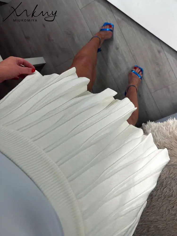 MiuKoMiYa สีเทากระโปรงผู้หญิงจีบกระโปรงมินิฤดูใบไม้ร่วงสูงเอวยาวถักกระโปรงผู้หญิงสีดํากระโปรงสั้นสุภาพสตรี