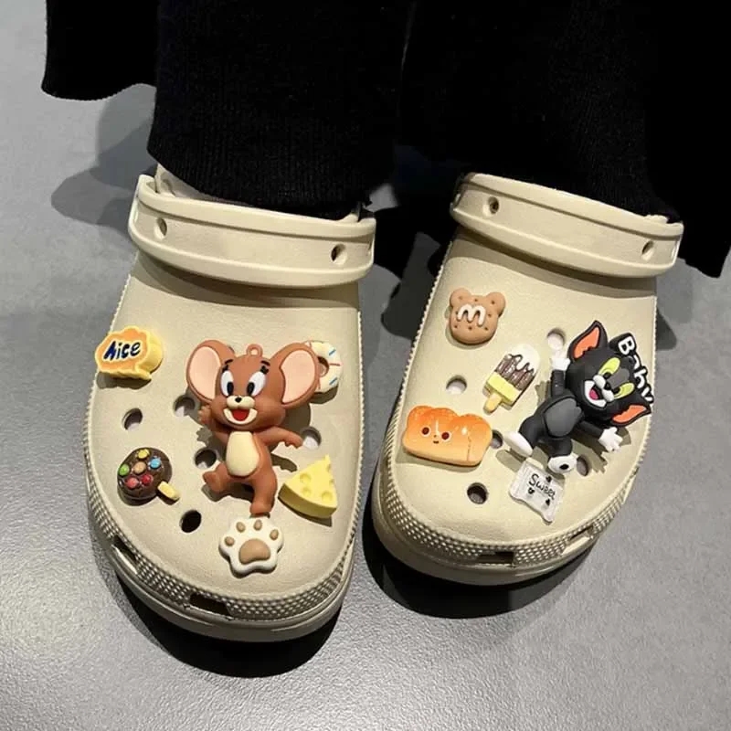 MINISO Tom and Jerry ชุดอะนิเมะสําหรับน่ารักการ์ตูนรองเท้า Charms อุปกรณ์ตกแต่งสําหรับ Classic Clog X-mas ของขวัญ