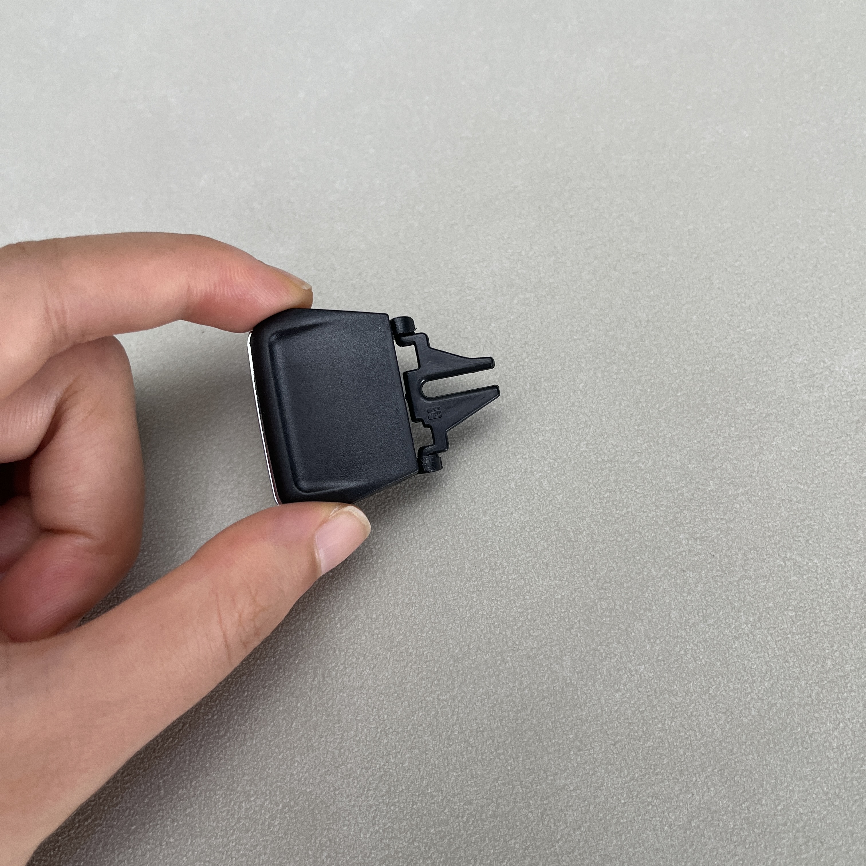 56G 819701 56G 819702 56G 820951 56G 820952 A シュコダ KODIAQ 車のインパネ空調出口ベントタブクリップ