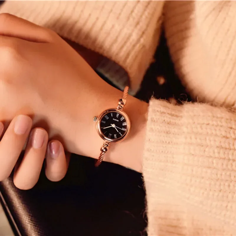 Nueva pulsera pequeña de oro, relojes de lujo de acero inoxidable, relojes de pulsera Retro de cuarzo para Mujer, Reloj informal de moda para Mujer