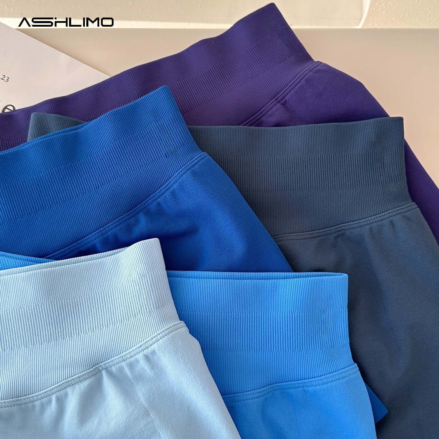 Pantalones cortos de impacto de 4,5 "con logo, pantalones cortos de gimnasio para mujer, deportes de Fitness, banda baja acanalada, entrenamiento, fruncido en el trasero, Yoga, botín, pantalones cortos para correr
