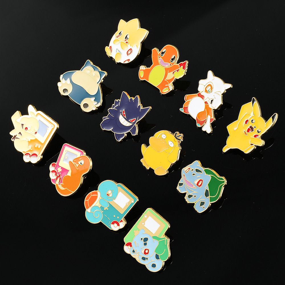 Pokemon Pikachu อนิเมะโลหะเคลือบเข็มกลัดบนกระเป๋าเป้สะพายหลังเสื้อผ้าปกเสื้อแจ็คเก็ตยีนส์เครื่องประดับบัตรตกแต่ง
