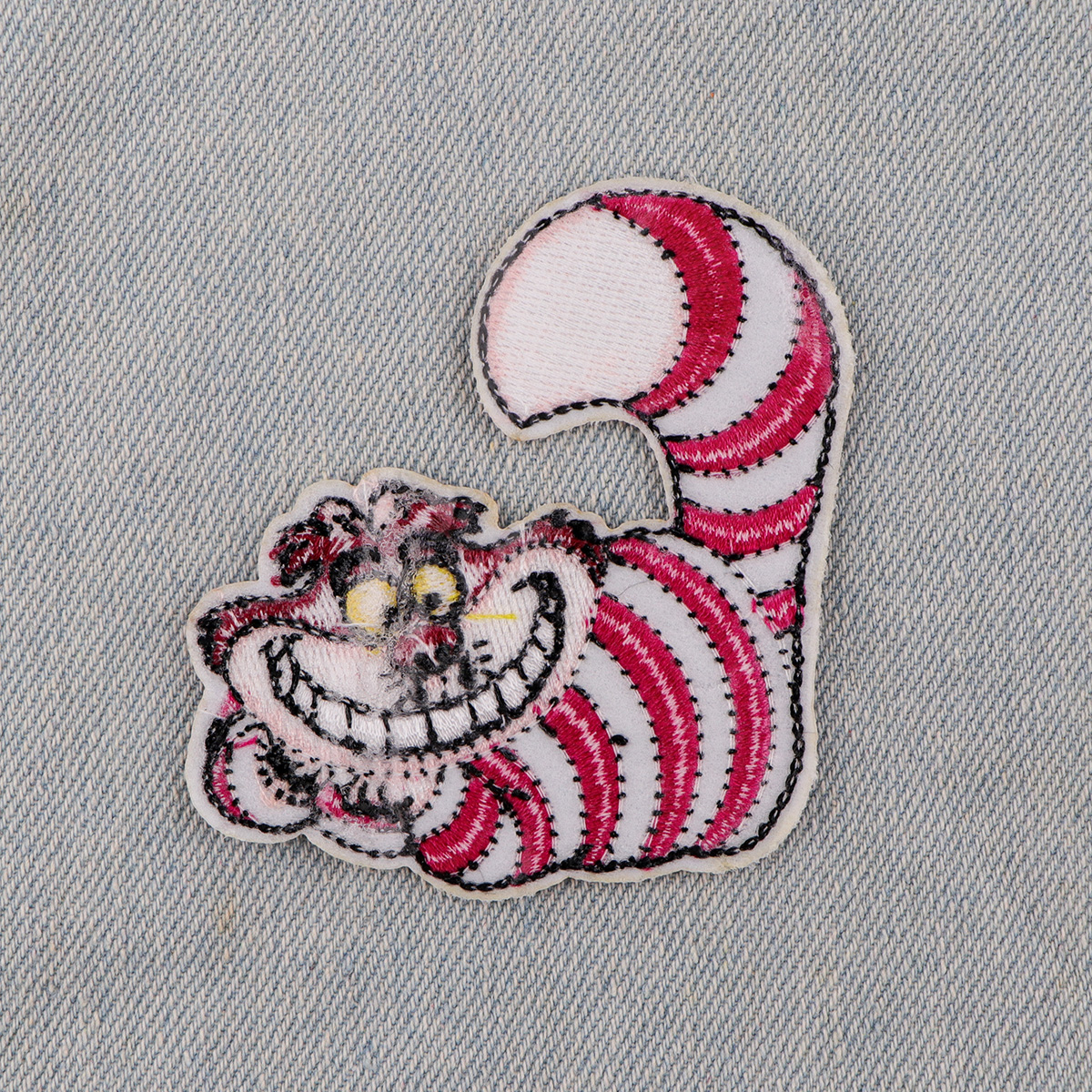 Clássico Cartoon Movie Patches bordados para Vestuário, Emblema DIY, Adesivo, Gato Estranho Roxo, Patche na Roupa, Adesivo Apliques