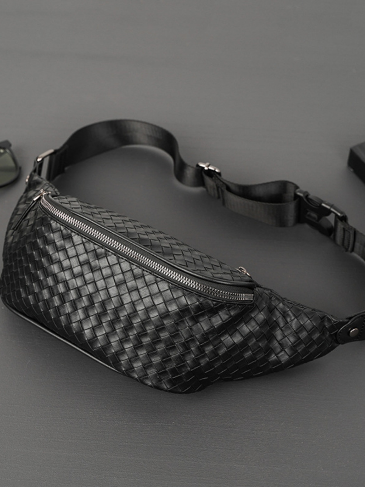 Fashionable Men's Small Chest Bag Versatile Back Pack Clean Knock 2025 New Arrival Slish Minimalist Leather Crossbody Bag