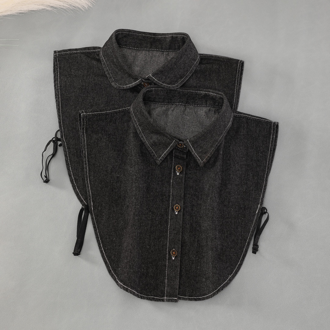 Vielseitiger falscher Kragen aus blauem Denim, gepaart mit Pullover hemd