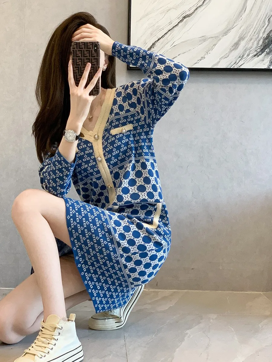 春秋 2024 小さなフレグランススタイルの女性のドレス韓国語バージョンルーズ V ネック長袖ニットスカートストレートチューブ