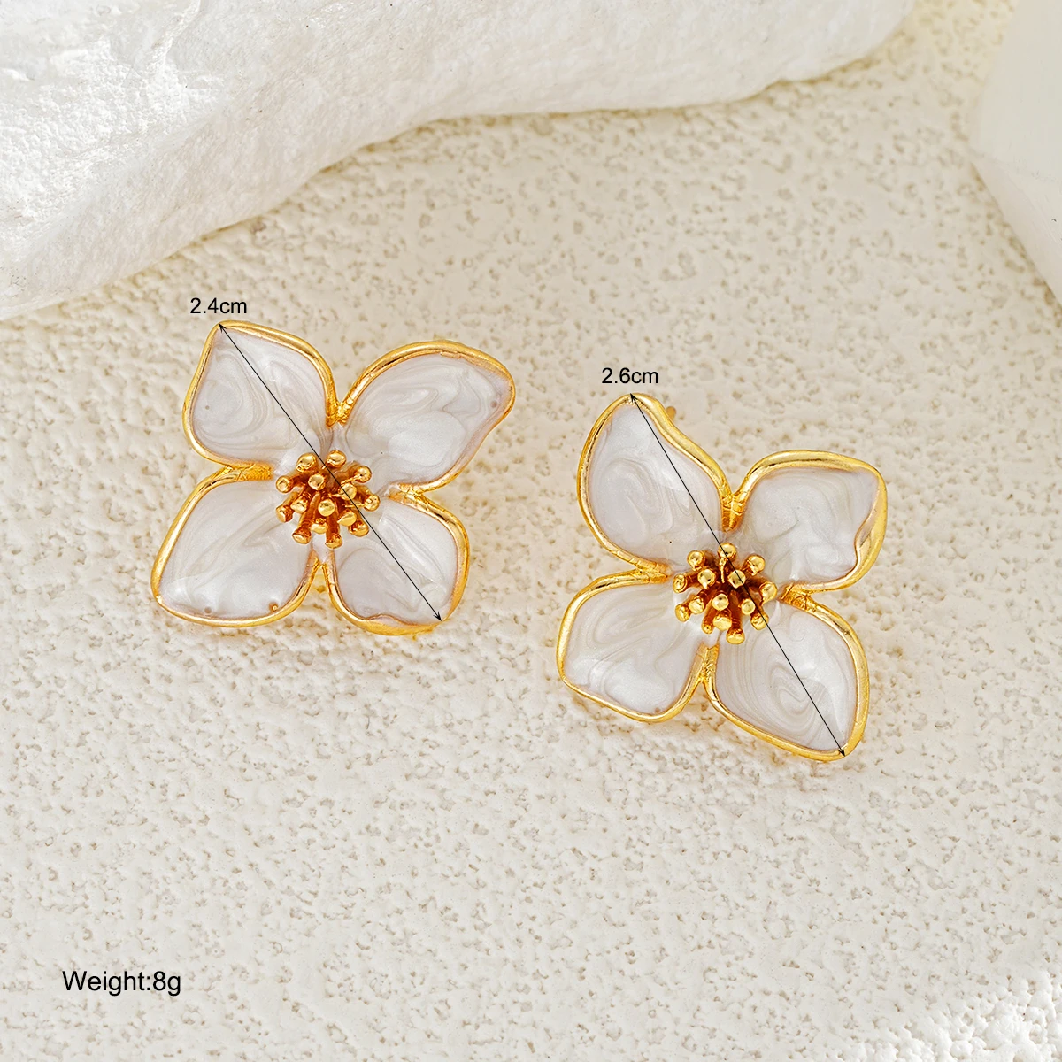 Eleganti orecchini a forma di fiore in smalto di colore bianco per le donne Temperamento semplice Orecchini penetranti carini Accessori per gioielli da festa di moda