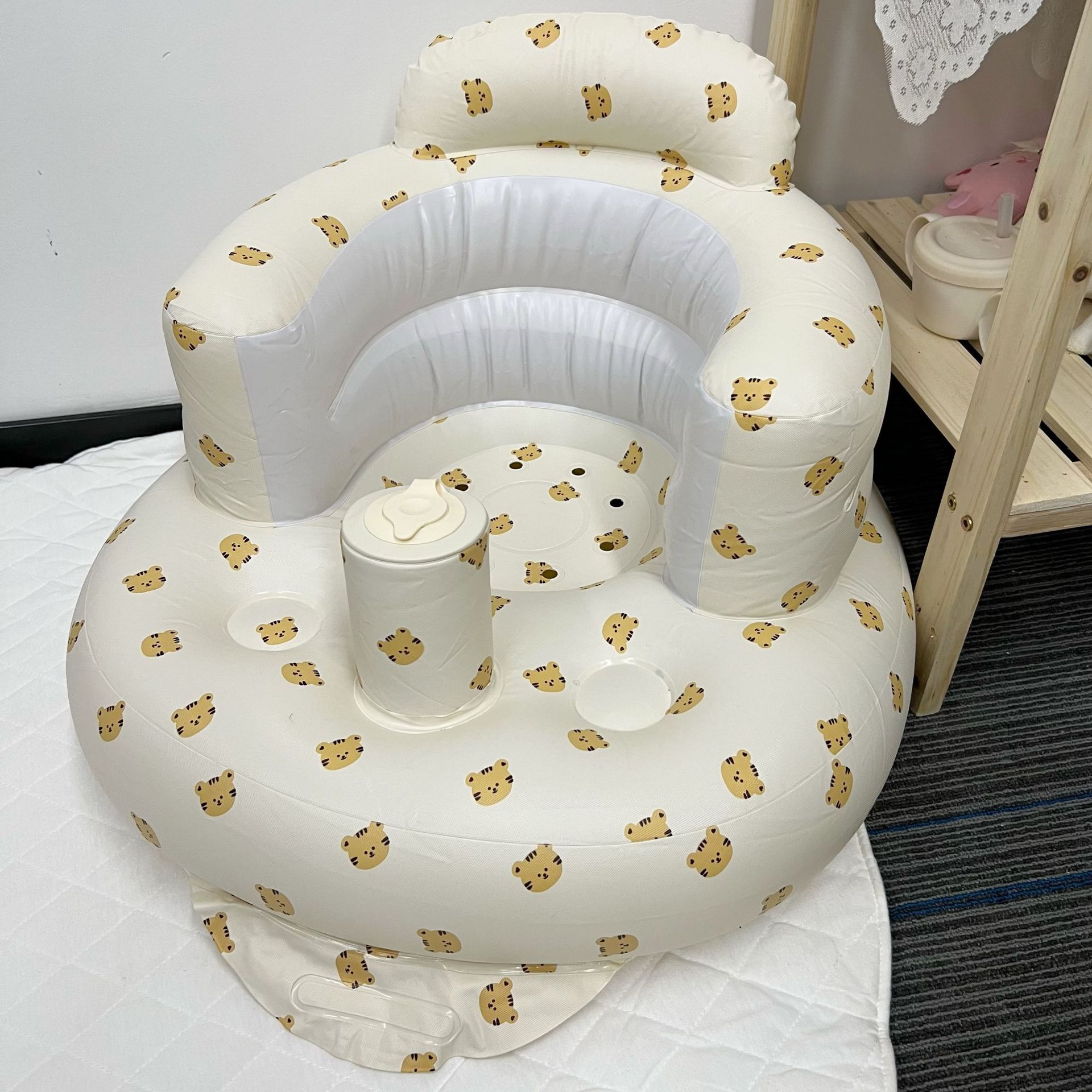 Lernen Sie auf Stühlen, aufblasbare Babysofas, sitzende und stehende Babyartefakte und trainieren Sie Kinder, um Sofasitze zu lernen