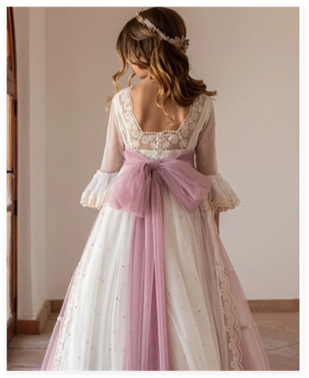 ชุดเดรสดอกไม้สีขาวชีฟอง A-Line กระโปรง Appliques แขนยาวสําหรับงานแต่งงานวันเกิดอย่างเป็นทางการ First Communion Gowns