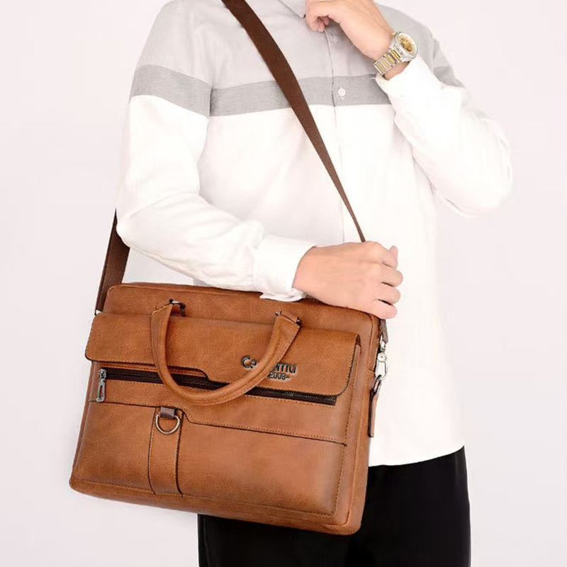 El bolso de hombre de color neutro es adecuado para viajes de negocios y también se puede llevar en un solo hombro. Es hecho de material de PU.