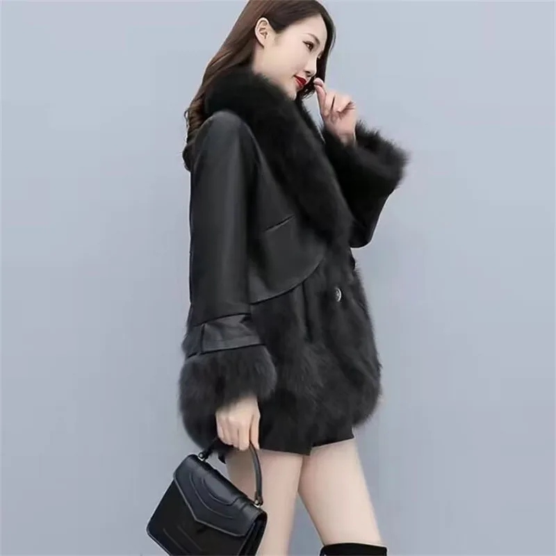 2024 女性ミッドロングスタイルフェイクファージャケット冬の女性 Pu レザースプライシング毛皮生き抜くレディース長袖厚み暖かい毛皮のコート