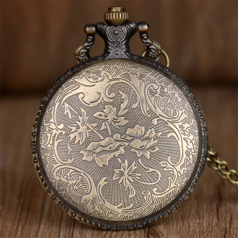Exquisite berühmte Anime gelber Hut hohl geschnitzte Quarz Taschenuhr Halskette Anhänger Geschenke für Frauen Mann mit Anhängerkette