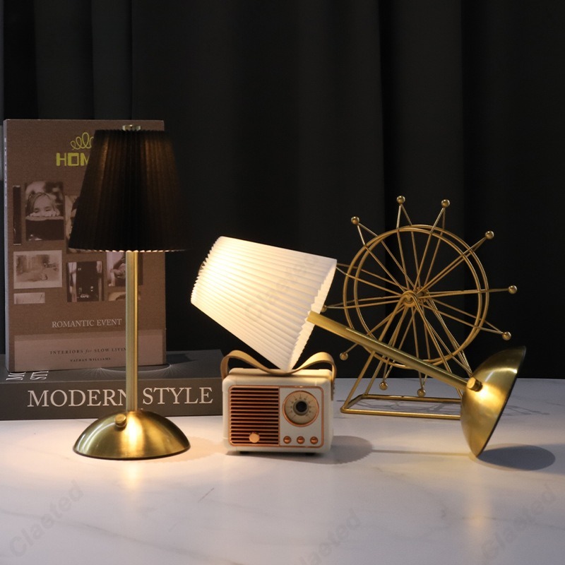 クリエイティブ LED プリーツ生地ランプシェード寝室のベッドサイドランプ USB 充電モデルタッチナイトライトリビングルーム小さなテーブルランプ