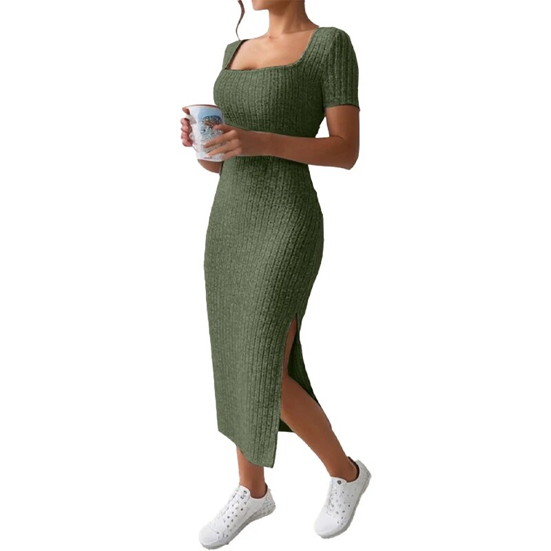Sommerlicher, quadratischer Ausschnitt, hüftbetonter mittellanger Rock, kurzärmliges, vielseitiges Strickkleid mit Schlitz