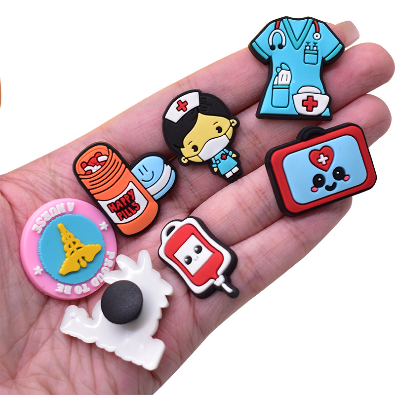 Médico enfermeira dos desenhos animados pvc sapato encantos acessórios diy chinelo sandálias sapato fivelas pinos série hospitalar sapato decoração amigos presentes