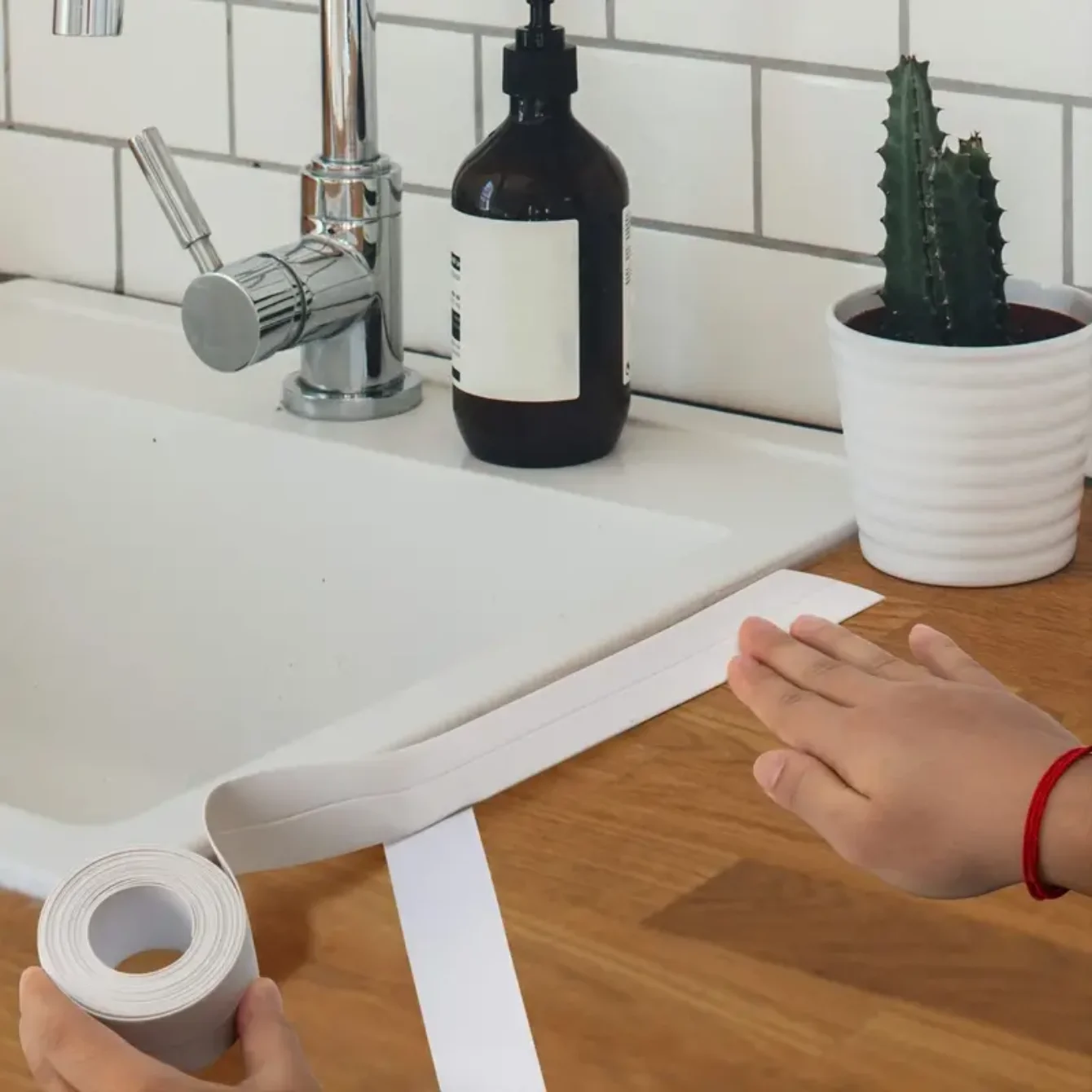 1 rotolo di nastro autoadesivo impermeabile in PVC bianco: perfetto per bagno, lavello e cucina: una appiccicosità super forte!