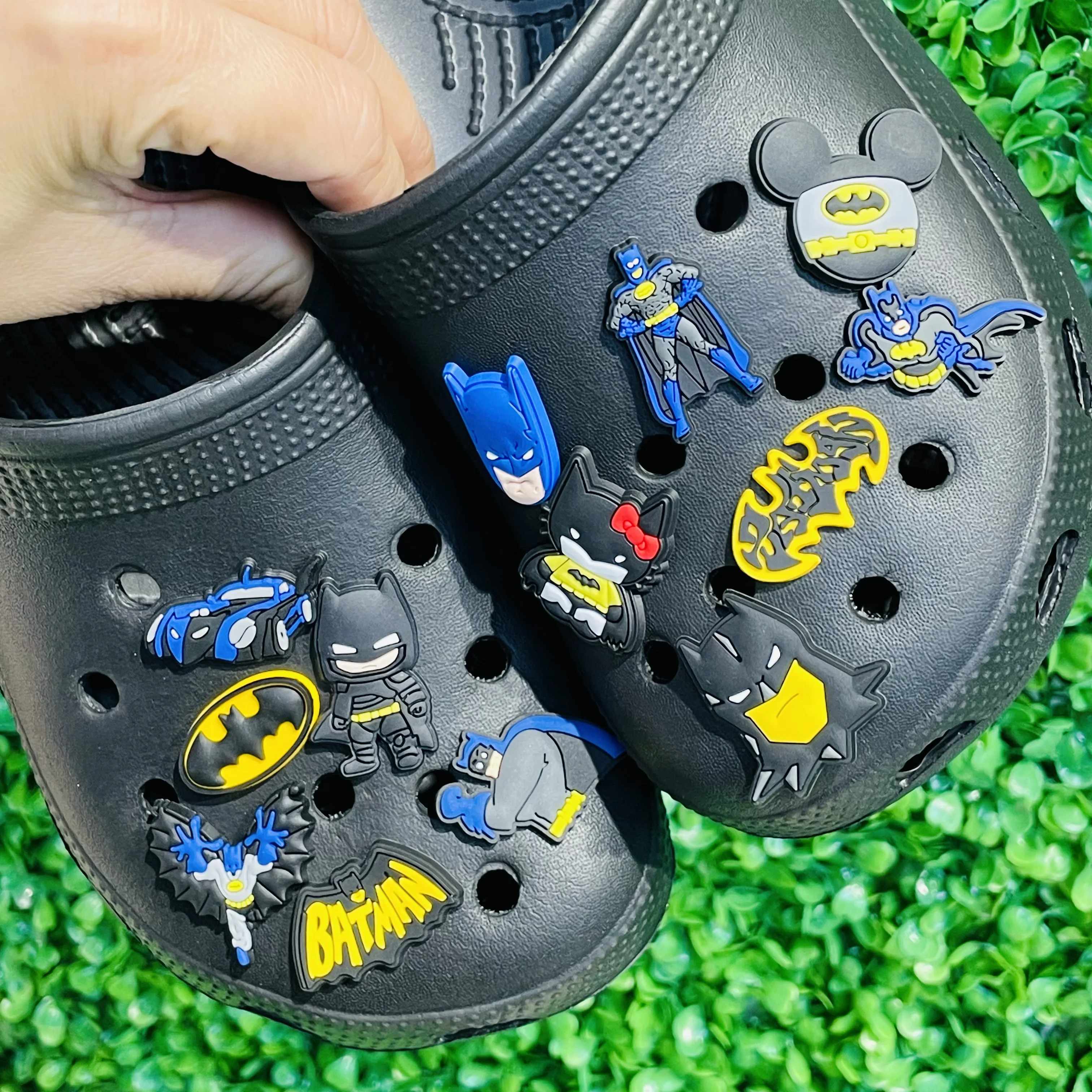 1-13 Uds. Sandalias de PVC de Super coche de héroe Batman, dijes para zapatos, accesorios de hebilla de zueco para niños, regalos de fiesta geniales DIY para niños