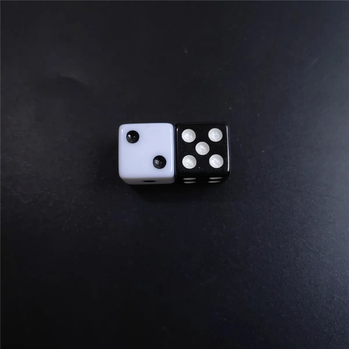 10 ピース/セット 14 ミリメートル/0.63 インチアクリル六面標準サイコロテーブルゲーム、パーティー、クラブボードゲーム用