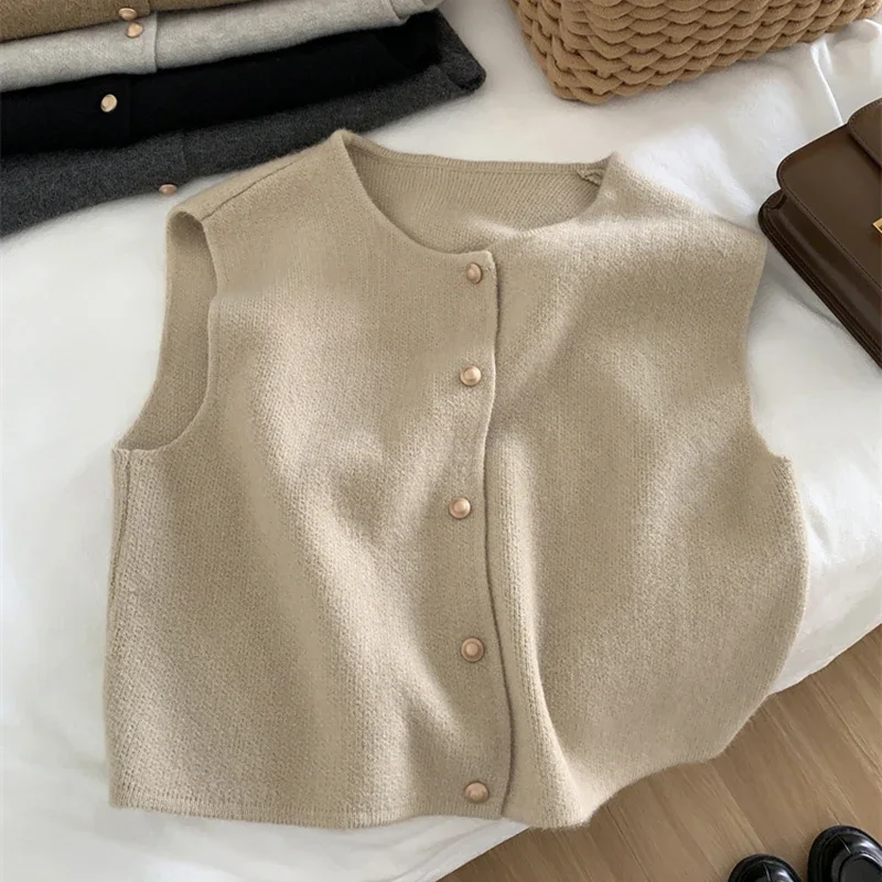 Gilet maglione da donna Gilet con bottoni dorati Giacca cardigan senza maniche lavorata a maglia morbida Top Autunno Inverno Abito chic da donna coreano