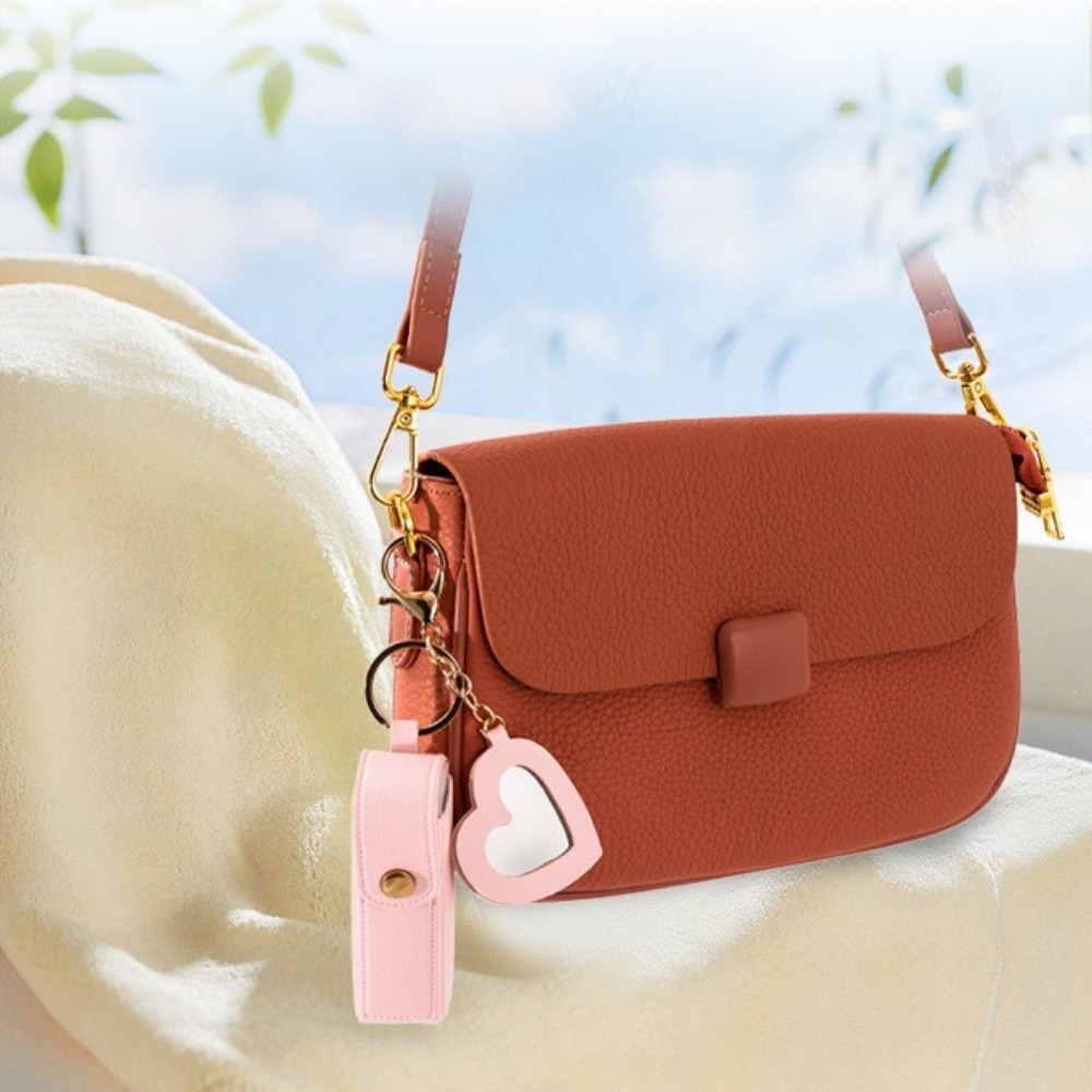 Nuevo bolso de lápiz labial portátil, llavero con espejo de corazón, Mini llavero de cuero con logotipo personalizado y nombre, llavero pequeño y versátil, regalo