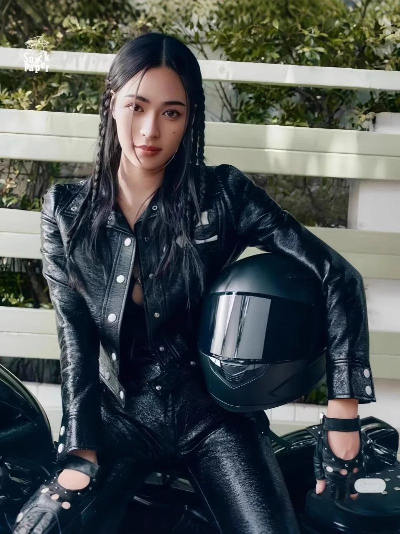 Jaqueta Curta de Couro PU com Gola Alta, Estilo Slim Fit, Manga Longa, Saia  em Cores Contrastantes