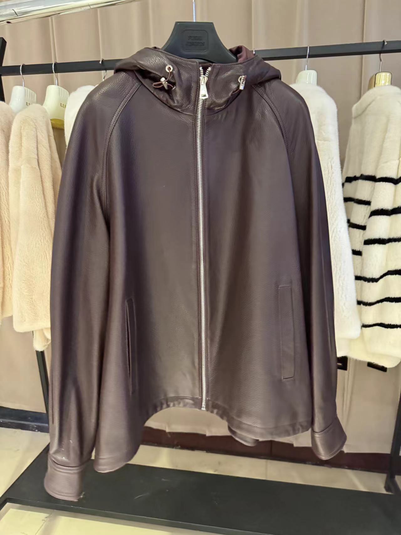 2025 新しいファッション本物の天然シープスキンショート女性コートフード付き風ブリーフ秋の高級コート