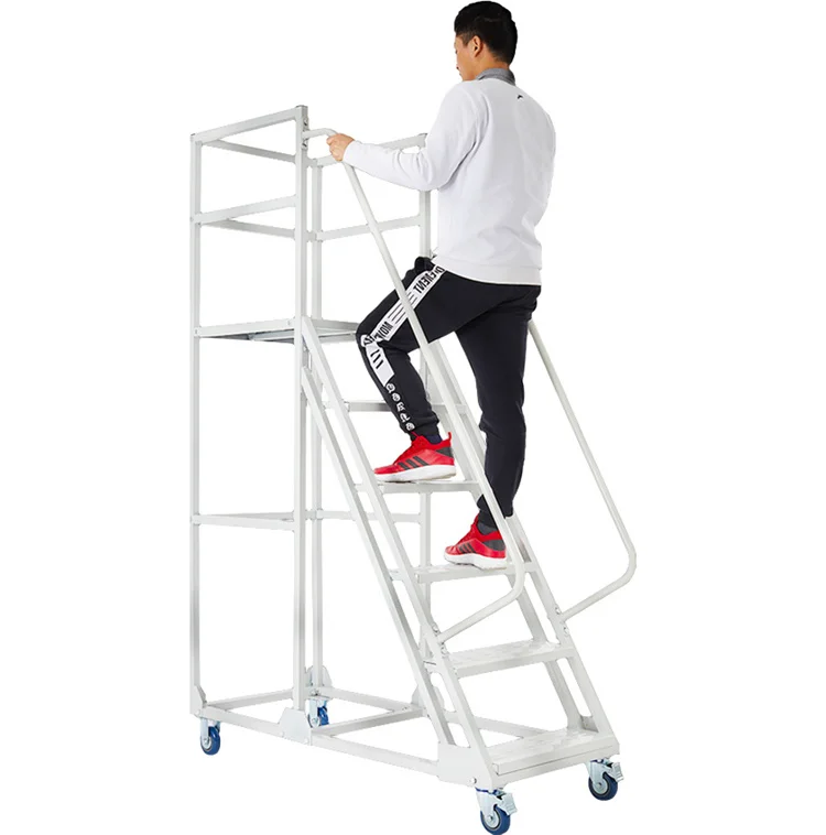Durevole utilizzando una scala da arrampicata mobile in acciaio per riporre oggetti in magazzino