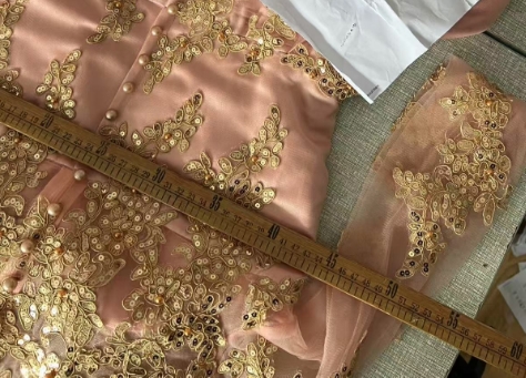 Maßgeschneiderte elegante Abendkleider mit langen Ärmeln, Ausschnittapplikationen, Perlenstickerei, Tüll, rosa, bodenlange Damenkleider, formelle Ballkleider