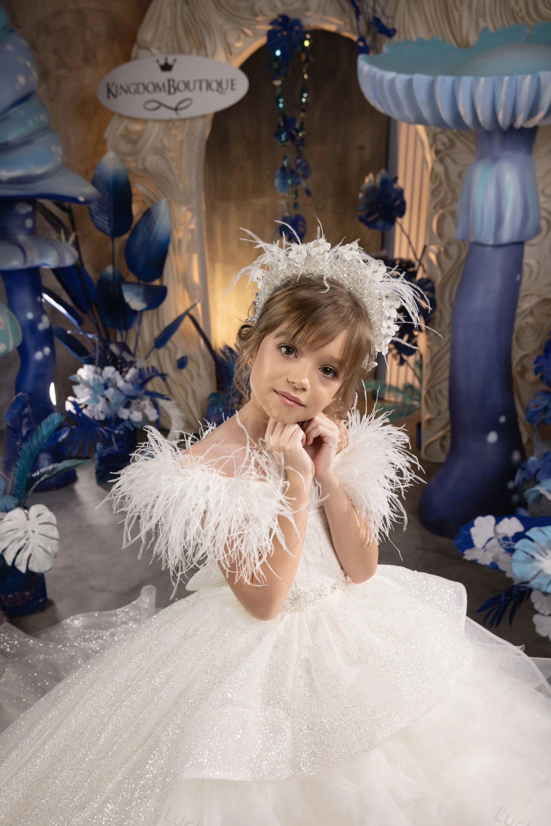 หรูหราชุดสาวดอกไม้สีขาวสําหรับงานแต่งงาน Feather Sequins ฉัตร Layered Puffy วันเกิดเด็ก First Communion Ball Gowns