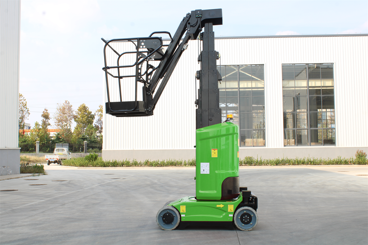 Self-propelled aerial work platform electric lifting platform crankarm lifting aerial work platform