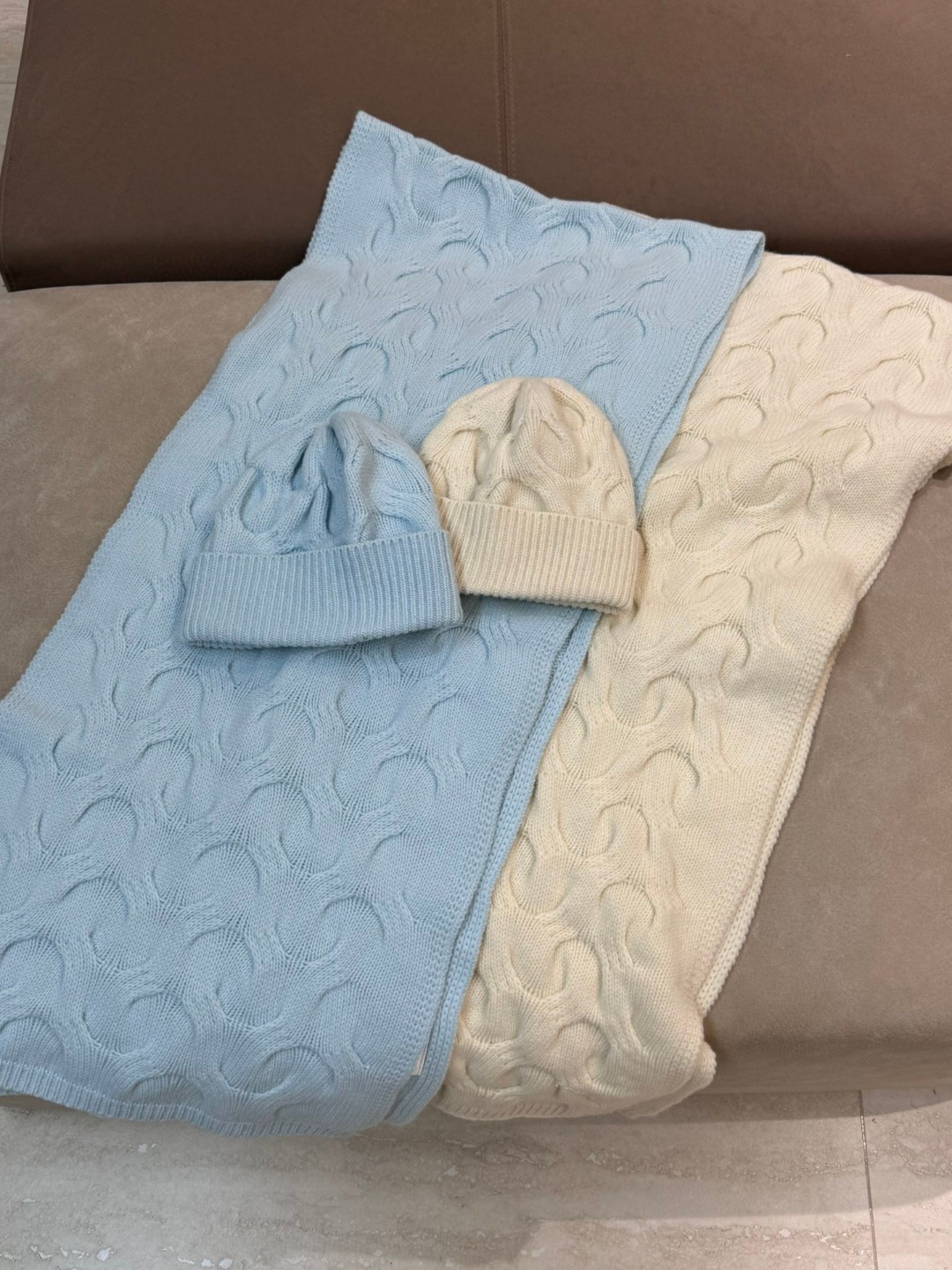 Luxuriöses, einfarbiges, weiches Strickset aus Kaschmir mit Schal und Mütze