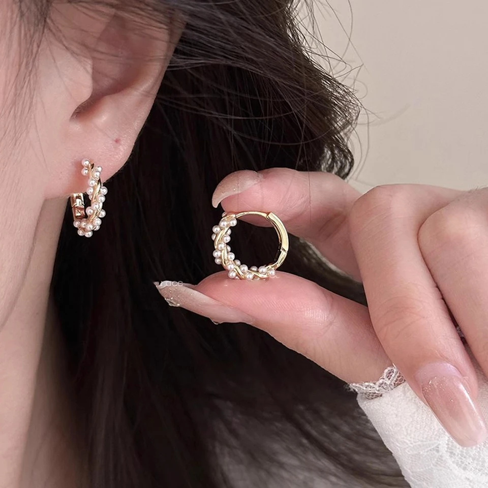 Yupsk Orecchini a cerchio con perle finte francesi Piccoli orecchini a cerchio rotondi per le donne Orecchini con texture squisita Gioielli Regalo per ragazze